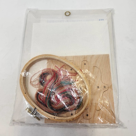 NeedleMagic NMI Counted Cross Stitch Oval Hoop and Display Stand Gingerbread Men - Picture 5 of 5